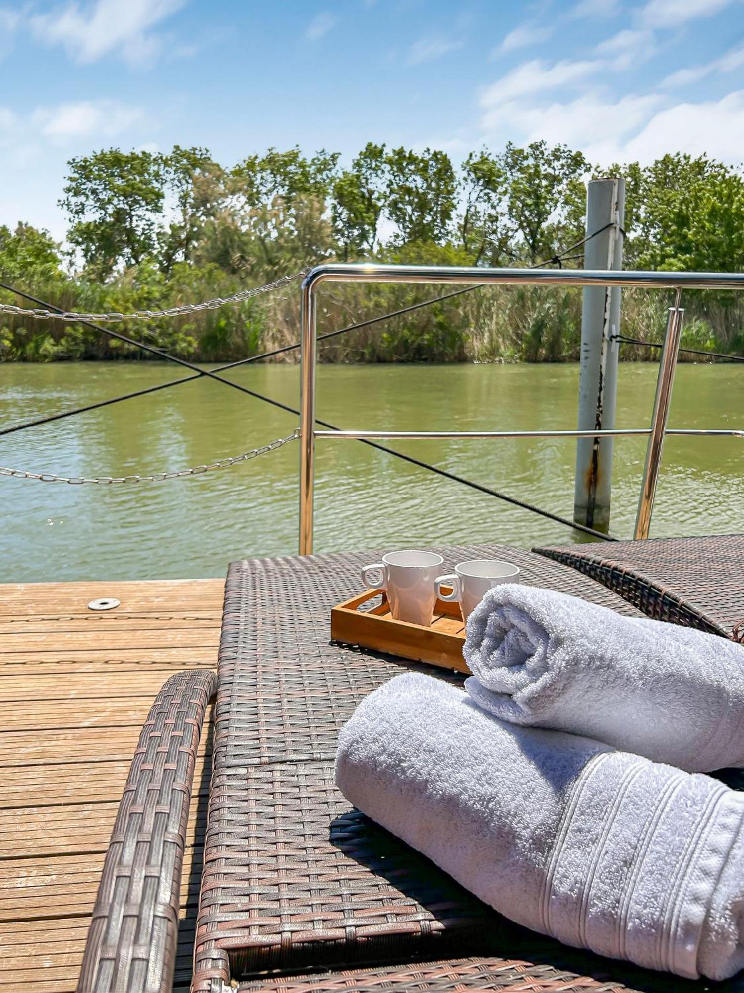 Bord Du Canal Du Rhone A Sete Sur "Cesar" فاوفيرت المظهر الخارجي الصورة