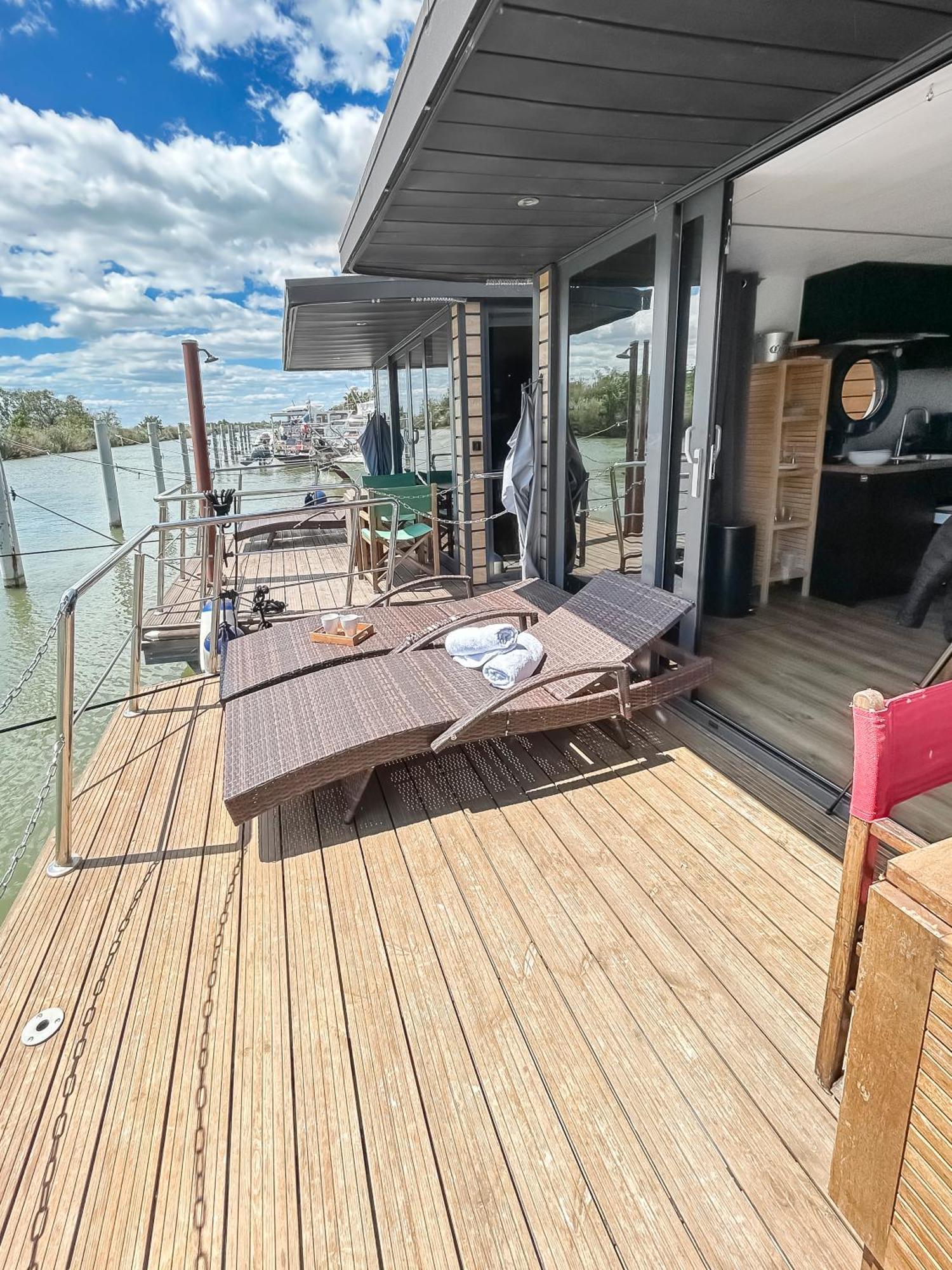 Bord Du Canal Du Rhone A Sete Sur "Cesar" فاوفيرت المظهر الخارجي الصورة